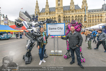 Game City Tag 3 - Rathaus Wien - So 21.10.2018 -  Transformers Figuren, Tarek SHARIF mit Ehefrau Milena23