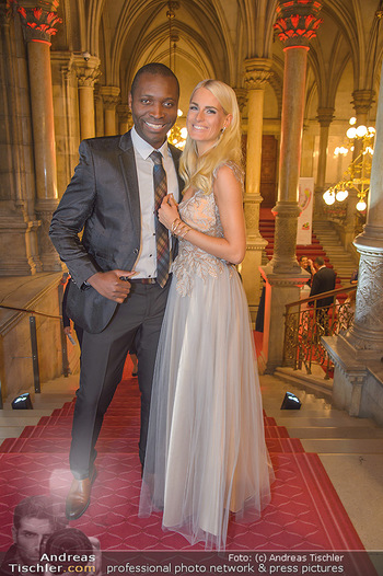 Life goes on Gala - Rathaus Wien - Sa 03.11.2018 - Thierry BISSO mit Freundin Anne Kathrin KOSCH7