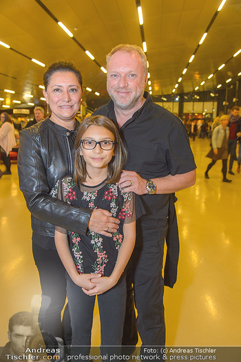 Die Schöne und das Biest - Wiener Stadthalle - Do 08.11.2018 - Reinhard NOWAK mit Ehefrau Arzu, Kind Mina3