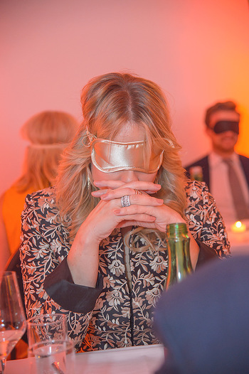 Master Lin Meaningful Luxury - MQ Museumsquartier, Wien - Mo 26.11.2018 - Elina GARANCA mit Augenbinde (Blindverkostung)221