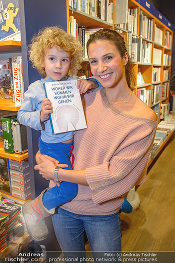 Johannes Huber Buchpräsentation - Thalia, Landstraße - Mo 03.12.2018 - Kristina WORSEG mit Sohn Nicolas13