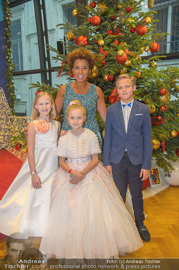 Weihnachtsball für Kinder - Hofburg - Mi 12.12.2018 - Arabella KIESBAUER mit Kindern (vlnr) Anna, Valeria und Egor10