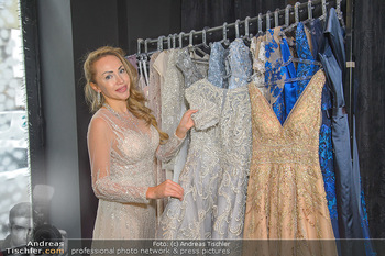 Ekaterina Mucha Kleidanprobe - Briding and Evening Salon - Mi 12.12.2018 - Ekaterina MUCHA mit den anderen beiden zur Auswahl stehenden Kle13