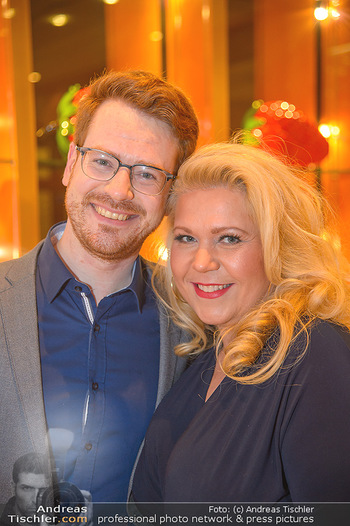 Jeanine Schiller Neujahrscocktail - Hilton am Stadtpark - Di 08.01.2019 - Susanna HIRSCHLER mit Freund Felix52