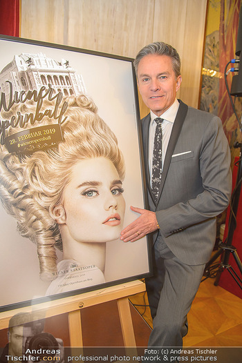 Opernball PK - Wiener Staatsoper - Mi 16.01.2019 - Alfons HAIDER mit dem Opernball Plakat40