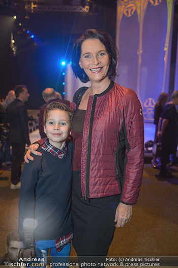 Holiday on Ice Atlantis Premiere - Stadthalle, Wien - Mi 16.01.2019 - Maya HAKVOORT mit Sohn Jason45