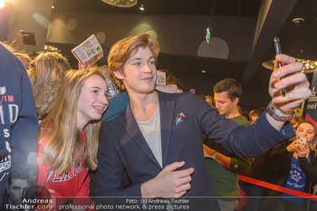 Kinopremiere ´Club der roten Bänder - wie alles begann´ - Cineplexx Donauplex - Mi 06.02.2019 - Damien HARDUNG macht Selfies mit Fans16