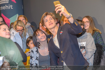 Kinopremiere ´Club der roten Bänder - wie alles begann´ - Cineplexx Donauplex - Mi 06.02.2019 - Damien HARDUNG macht Selfies mit Fans19