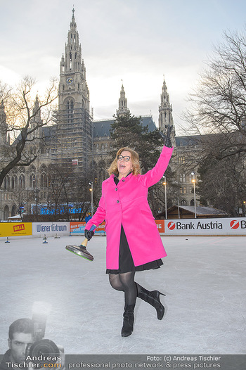 SuperFit Charity Eisstockschießen - Rathausplatz - Mo 18.02.2019 - Emese HUNYADY7