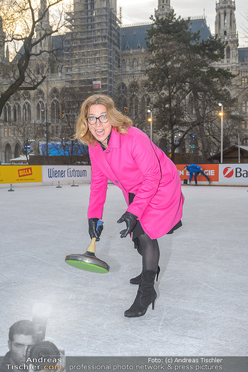 SuperFit Charity Eisstockschießen - Rathausplatz - Mo 18.02.2019 - Emese HUNYADY9