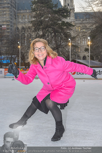 SuperFit Charity Eisstockschießen - Rathausplatz - Mo 18.02.2019 - Emese HUNYADY11