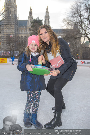 SuperFit Charity Eisstockschießen - Rathausplatz - Mo 18.02.2019 - Martina KAISER mit Tochter Kiana16