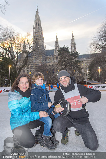 SuperFit Charity Eisstockschießen - Rathausplatz - Mo 18.02.2019 - Alex LIST mit Tanja und Sohn Felix18