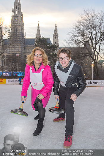 SuperFit Charity Eisstockschießen - Rathausplatz - Mo 18.02.2019 - Emese HUNYADY mit Sohn Jasper22