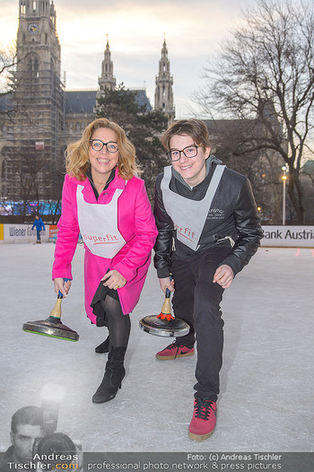 SuperFit Charity Eisstockschießen - Rathausplatz - Mo 18.02.2019 - Emese HUNYADY mit Sohn Jasper23