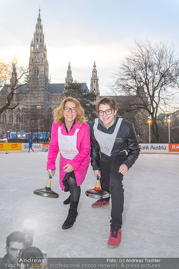 SuperFit Charity Eisstockschießen - Rathausplatz - Mo 18.02.2019 - Emese HUNYADY mit Sohn Jasper24