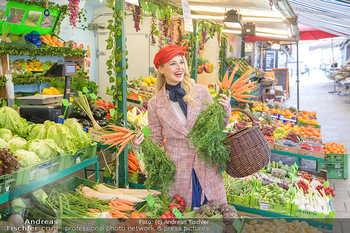 Fotoshooting Silvia Schneider - Div. Locations Österreich - Mo 25.02.2019 - Silvia SCHNEIDER beim Gemüse und Obst Einkaufen am grünen Mark12