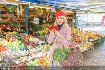 Fotoshooting Silvia Schneider - Div. Locations Österreich - Mo 25.02.2019 - Silvia SCHNEIDER beim Gemüse und Obst Einkaufen am grünen Mark20