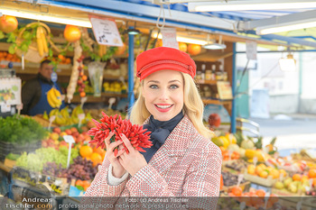 Fotoshooting Silvia Schneider - Div. Locations Österreich - Mo 25.02.2019 - Silvia SCHNEIDER beim Gemüse und Obst Einkaufen am grünen Mark21