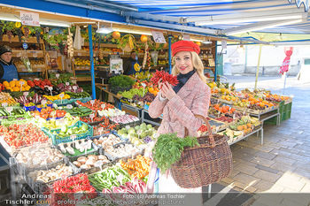 Fotoshooting Silvia Schneider - Div. Locations Österreich - Mo 25.02.2019 - Silvia SCHNEIDER beim Gemüse und Obst Einkaufen am grünen Mark22