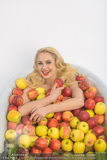 Fotoshooting Silvia Schneider - Div. Locations Österreich - Mo 25.02.2019 - Silvia SCHNEIDER in gesundem Apfel-Bad, steirische Äpfel, Obst,29