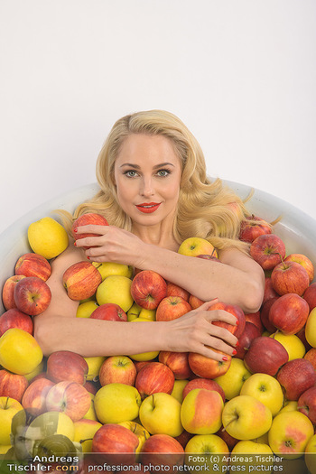 Fotoshooting Silvia Schneider - Div. Locations Österreich - Mo 25.02.2019 - Silvia SCHNEIDER in gesundem Apfel-Bad, steirische Äpfel, Obst,30