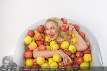 Fotoshooting Silvia Schneider - Div. Locations Österreich - Mo 25.02.2019 - Silvia SCHNEIDER in gesundem Apfel-Bad, steirische Äpfel, Obst,33