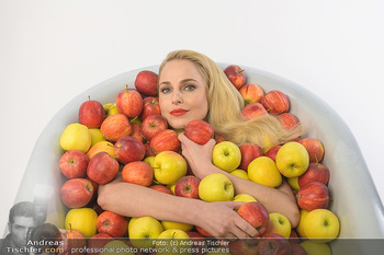 Fotoshooting Silvia Schneider - Div. Locations Österreich - Mo 25.02.2019 - Silvia SCHNEIDER in gesundem Apfel-Bad, steirische Äpfel, Obst,34