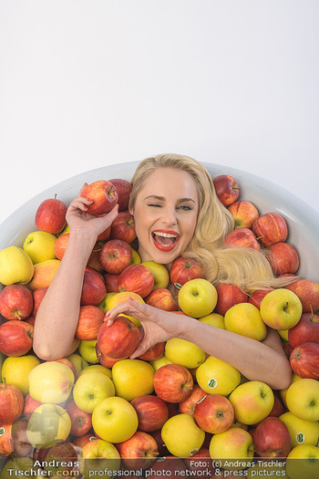 Fotoshooting Silvia Schneider - Div. Locations Österreich - Mo 25.02.2019 - Silvia SCHNEIDER in gesundem Apfel-Bad, steirische Äpfel, Obst,36