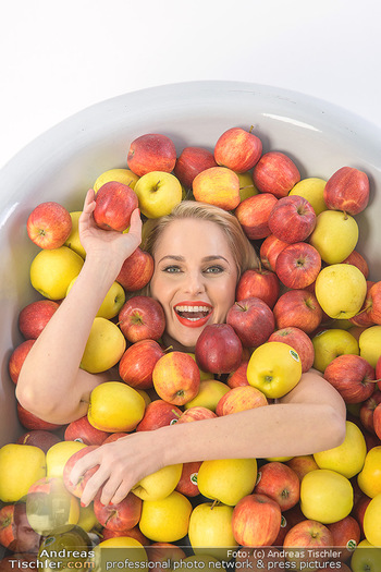 Fotoshooting Silvia Schneider - Div. Locations Österreich - Mo 25.02.2019 - Silvia SCHNEIDER in gesundem Apfel-Bad, steirische Äpfel, Obst,37