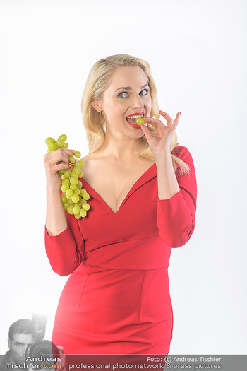 Fotoshooting Silvia Schneider - Div. Locations Österreich - Mo 25.02.2019 - Silvia SCHNEIDER mit Gemüse und Obst beim Studio-Shooting38