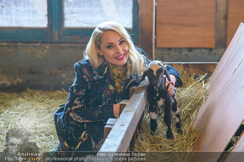 Fotoshooting Silvia Schneider - Div. Locations Österreich - Mo 25.02.2019 - Silvia SCHNEIDER mit neugeborenem Lamm, junges Schaf70