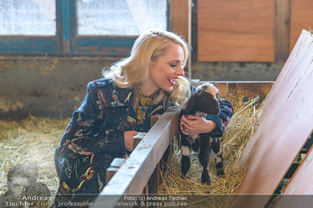 Fotoshooting Silvia Schneider - Div. Locations Österreich - Mo 25.02.2019 - Silvia SCHNEIDER mit neugeborenem Lamm, junges Schaf72