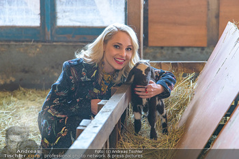 Fotoshooting Silvia Schneider - Div. Locations Österreich - Mo 25.02.2019 - Silvia SCHNEIDER mit neugeborenem Lamm, junges Schaf73