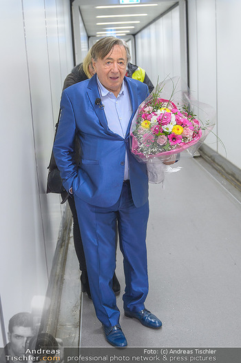 Elle MacPherson Ankunft - Flughafen Wien Schwechat - Di 26.02.2019 - Richard LUGNER in Warteposition10