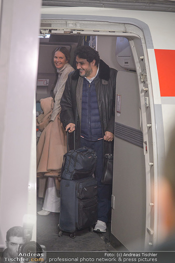 Elle MacPherson Ankunft - Flughafen Wien Schwechat - Di 26.02.2019 - Elle MACPHERSON versteckt sich im Flugzeug vor Kamera11