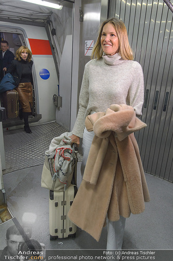 Elle MacPherson Ankunft - Flughafen Wien Schwechat - Di 26.02.2019 - Elle MACPHERSON verlässt das Flugzeug21
