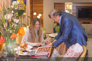 Elle MacPherson Ankunft - Flughafen Wien Schwechat - Di 26.02.2019 - Elle MACPHERSON, Richard LUGNER38
