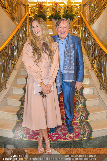 Elle MacPherson PK und Autogrammstunde - Grand Hotel und Lugner City - Mi 27.02.2019 - Elle MACPHERSON, Richard LUGNER17