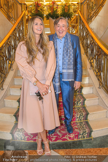 Elle MacPherson PK und Autogrammstunde - Grand Hotel und Lugner City - Mi 27.02.2019 - Elle MACPHERSON, Richard LUGNER18