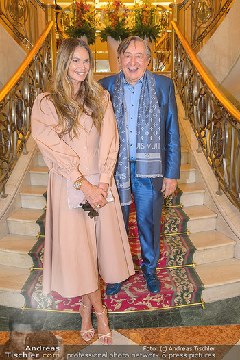 Elle MacPherson PK und Autogrammstunde - Grand Hotel und Lugner City - Mi 27.02.2019 - Elle MACPHERSON, Richard LUGNER19