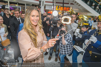 Elle MacPherson PK und Autogrammstunde - Grand Hotel und Lugner City - Mi 27.02.2019 - Elle MACPHERSON dirigiert Blasmusikkapelle70