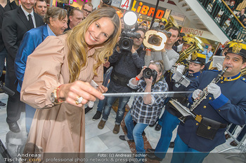 Elle MacPherson PK und Autogrammstunde - Grand Hotel und Lugner City - Mi 27.02.2019 - Elle MACPHERSON dirigiert Blasmusikkapelle72