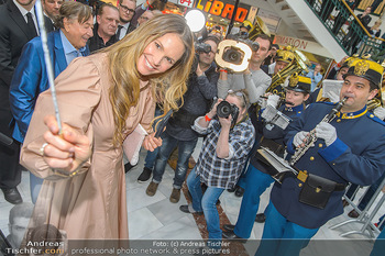 Elle MacPherson PK und Autogrammstunde - Grand Hotel und Lugner City - Mi 27.02.2019 - Elle MACPHERSON dirigiert Blasmusikkapelle73