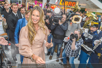 Elle MacPherson PK und Autogrammstunde - Grand Hotel und Lugner City - Mi 27.02.2019 - Elle MACPHERSON dirigiert Blasmusikkapelle74