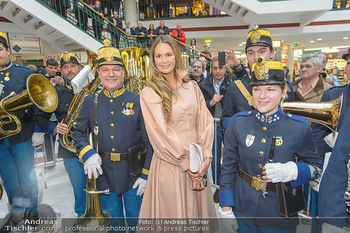 Elle MacPherson PK und Autogrammstunde - Grand Hotel und Lugner City - Mi 27.02.2019 - Elle MACPHERSON mit Blasmusikkapelle76