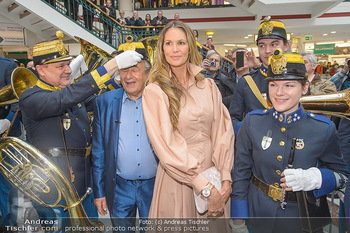 Elle MacPherson PK und Autogrammstunde - Grand Hotel und Lugner City - Mi 27.02.2019 - Elle MACPHERSON, Richard LUGNER mit Blasmusikkapelle78