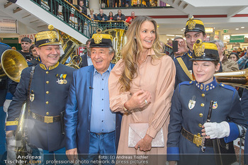 Elle MacPherson PK und Autogrammstunde - Grand Hotel und Lugner City - Mi 27.02.2019 - Elle MACPHERSON, Richard LUGNER mit Blasmusikkapelle79