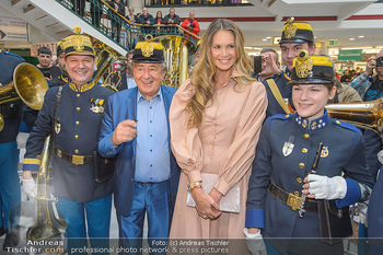 Elle MacPherson PK und Autogrammstunde - Grand Hotel und Lugner City - Mi 27.02.2019 - Elle MACPHERSON, Richard LUGNER mit Blasmusikkapelle80