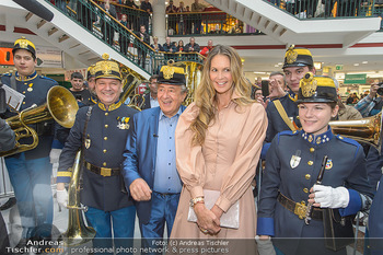 Elle MacPherson PK und Autogrammstunde - Grand Hotel und Lugner City - Mi 27.02.2019 - Elle MACPHERSON, Richard LUGNER mit Blasmusikkapelle81